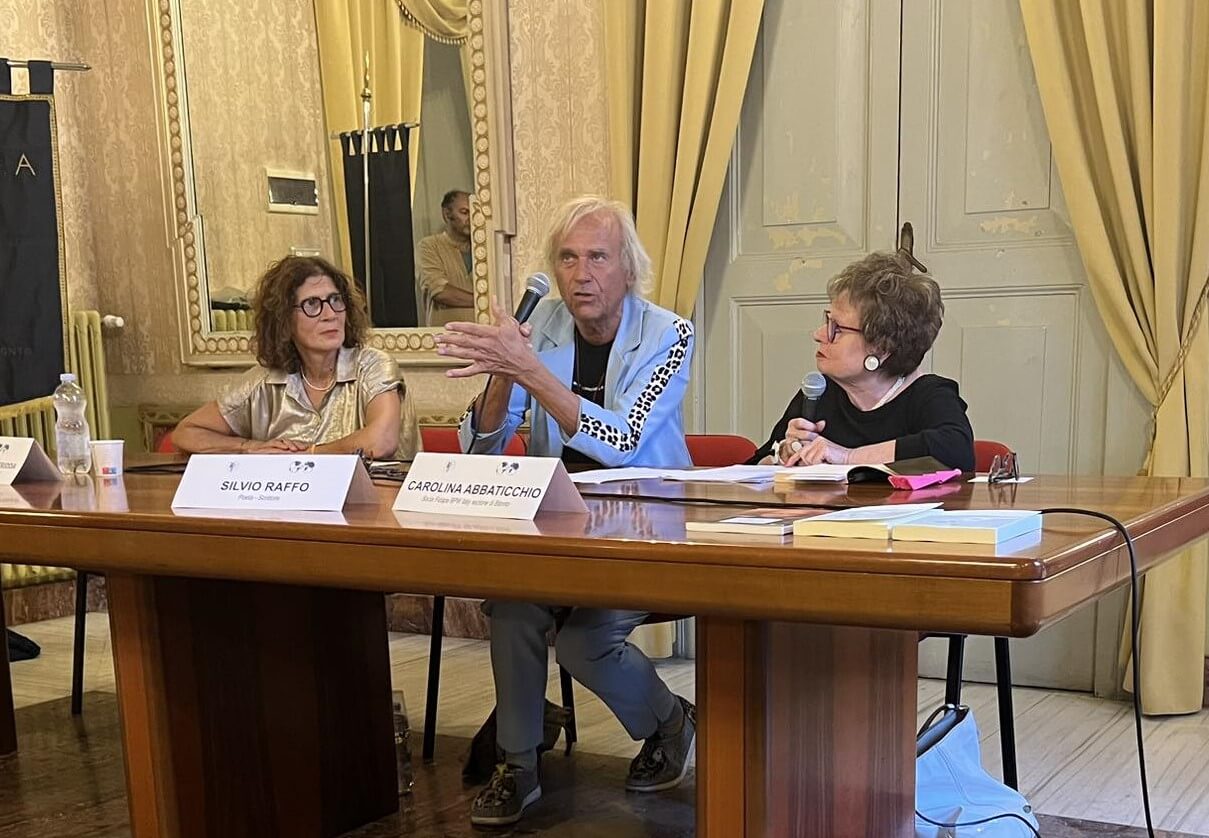 L'aspirante alieno che difende la bellezza contro il caos della poesia ...