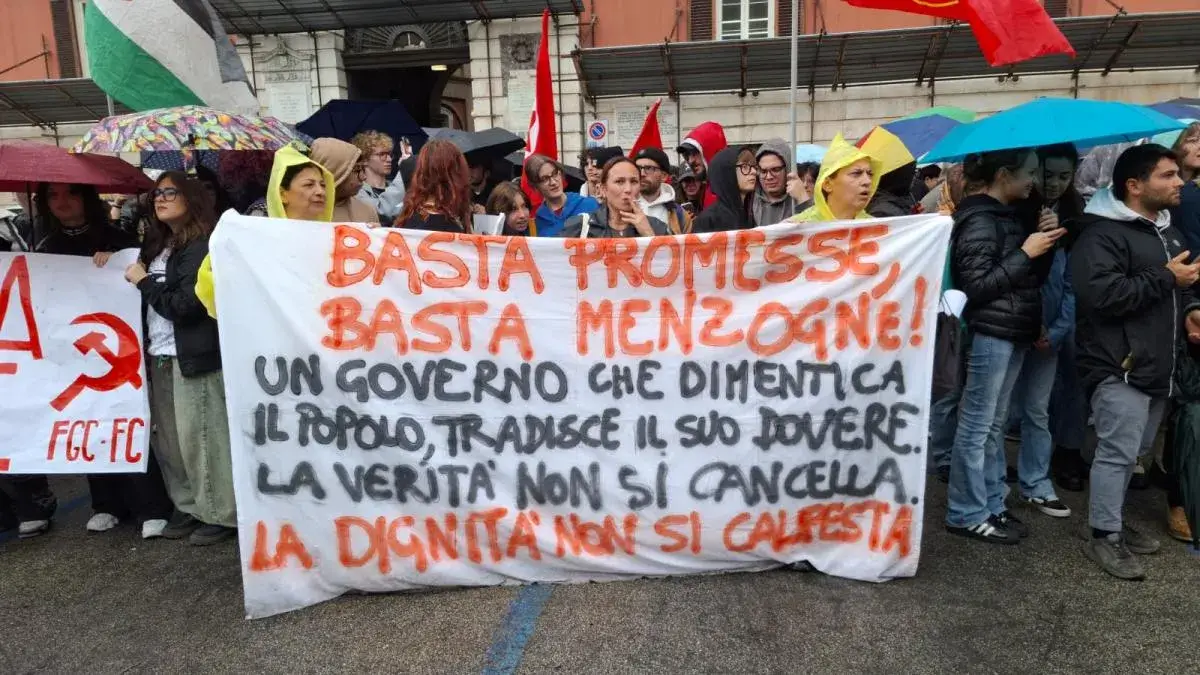 Studenti e USB in piazza a Bari contro carovita e riarmo