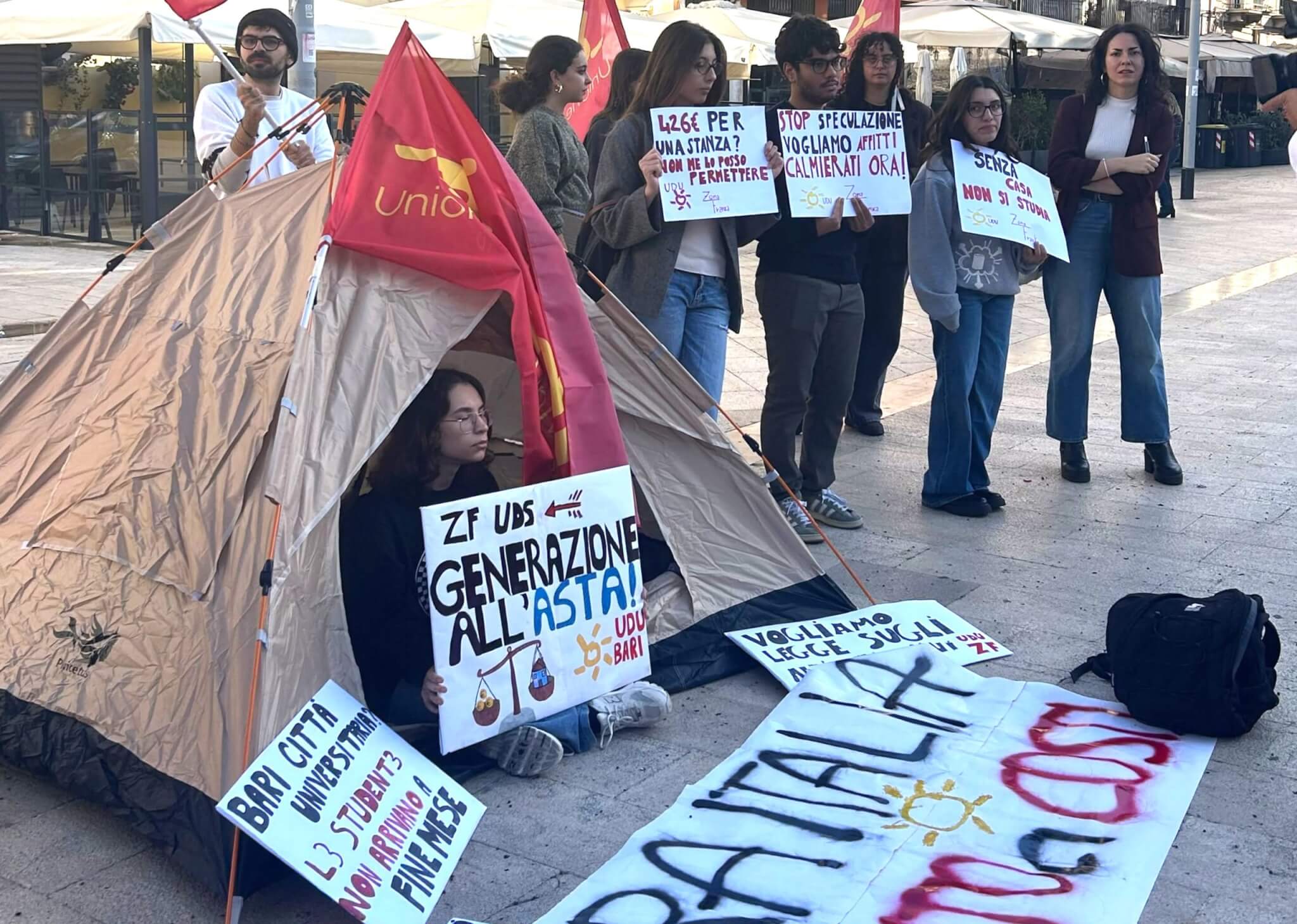 Gli studenti universitari in piazza a Bari contro il caro affitti